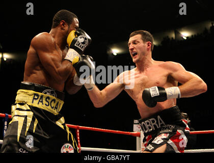 Carl Froch (a destra) della Gran Bretagna sull'offensiva contro Jean Pascal del Canada durante il titolo super-middleweight WBC alla Trent FM Arena di Nottingham. Foto Stock