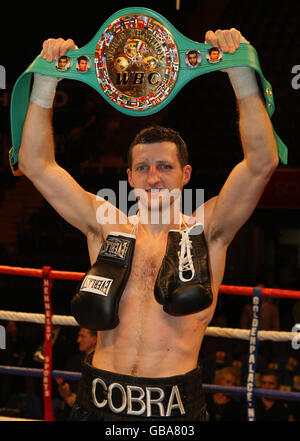 Carl Froch della Gran Bretagna celebra la sua vittoria a punti su Jean Pascal del Canada per vincere il titolo di super-pesi medi WBC alla Trent FM Arena di Nottingham. Foto Stock