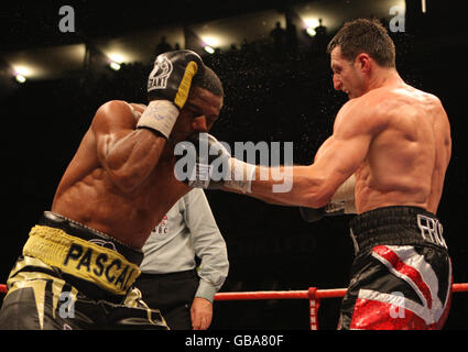 Carl Froch (a destra) della Gran Bretagna in testa contro Jean Pascal del Canada durante il titolo super-middleweight WBC alla Trent FM Arena di Nottingham. Foto Stock