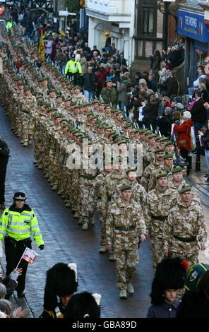 Gli altipiani Argyll e Sutherland, 5° Battaglione, il reggimento reale della Scozia, attraversano Canterbury High Street, a Kent, per celebrare il loro ritorno dall'Afghanistan e per ricevere la libertà della città di Canterbury. Foto Stock