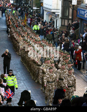 Gli altipiani Argyll e Sutherland, 5° Battaglione, il reggimento reale della Scozia, attraversano Canterbury High Street, a Kent, per celebrare il loro ritorno dall'Afghanistan e per ricevere la libertà della città di Canterbury. Foto Stock