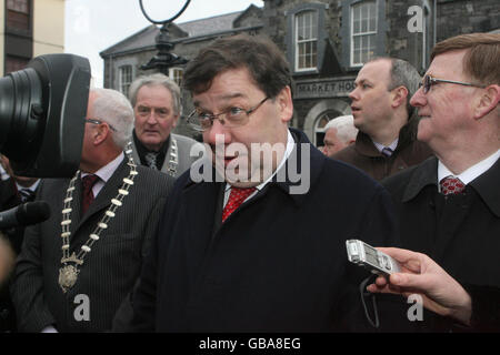 Taoiseach Brian Cowen parla ai media di Mullingar, dopo che oggi è stata aperta una helpline per i consumatori preoccupati che sono stati informati di distruggere tutti i prodotti irlandesi di maiale tra i timori che sono contaminati da una sostanza tossica. Foto Stock