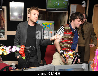 Da sinistra a destra: Damon Albarn e Graham Coxon di Blur annunciano la riunione della band su Absolute radio, Golden Square, nel centro di Londra. Foto Stock