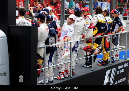 Formula uno Motor Racing - Gran Premio del Brasile - Interlagos - San Paolo. I piloti sfilano attorno alla pista prima della gara Foto Stock