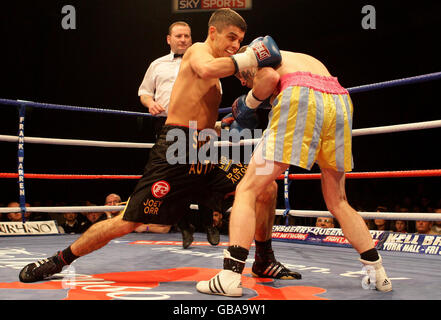 Steven Smith (a destra) di Liverpool in azione con Anthony Hanna di Birmingham durante il Concorso di pesi e Featherweight al Kingsway Sports Centre di Widnes. Foto Stock