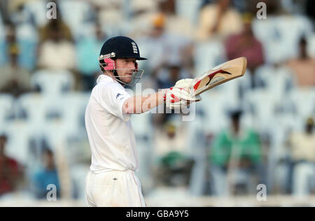 Paul Collingwood in Inghilterra celebra il raggiungimento del suo mezzo secolo durante il terzo giorno del primo Test Match al M. A. Chidambaram Stadium a Chennai, India. Foto Stock