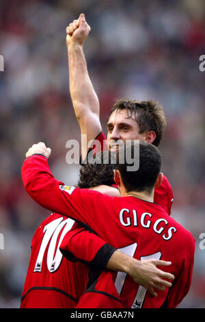 Calcio - fa Barclaycard Premiership - Manchester United contro Manchester City. Ruud van Nistelrooy del Manchester United si congratula per aver segnato i compagni di squadra Ryan Giggs e Gary Neville Foto Stock