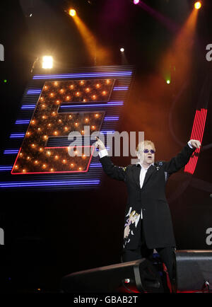 Elton John si esibisce sul palco durante il suo tour "Red piano" all'O2 Arena di Londra. Foto Stock