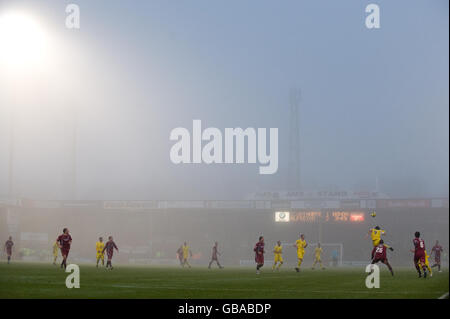 Nebbia pesante durante la partita del secondo turno della Coppa fa tra Alfreton Town e Scunthorpe Uniti Foto Stock