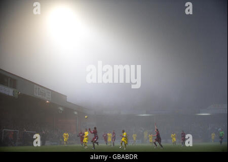 Nebbia pesante durante la partita del secondo turno della Coppa fa tra Alfreton Town e Scunthorpe Uniti Foto Stock