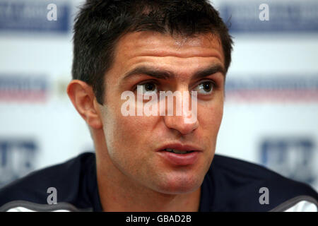 Il capitano dell'Irlanda del Nord Aaron Hughes durante una conferenza stampa pre-partita all'hotel Hilton, Templepatrick Foto Stock