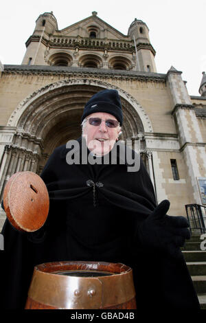 Il Black Santa Dean Houston McKelvey di Belfast inizia il suo sit-out natalizio annuale per raccogliere fondi per beneficenza alla Cattedrale di St Anne a Belfast. Foto Stock