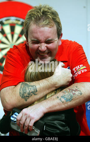 Phil Taylor abbraccia sua figlia Natalie dopo aver vinto i Ladbrokes Finale del Campionato del mondo per l'undicesima volta Foto Stock