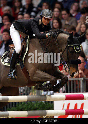 Penelope Leprevost dalla Francia, in sella a King Solier vince il Master di Natale Renault durante il London International Horse Show di Olympia, Londra. Foto Stock