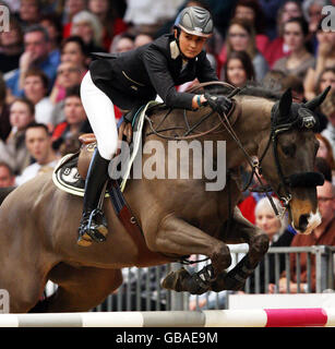 Penelope Leprevost dalla Francia, in sella a King Solier vince il Master di Natale Renault durante il London International Horse Show di Olympia, Londra. Foto Stock