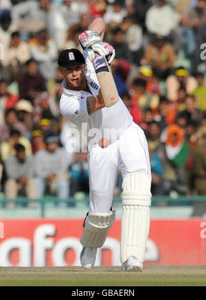 L'inglese Andrew Flintoff pipistrelli durante il terzo giorno del secondo test al Punjab Cricket Association Stadium, Mohali, India. Foto Stock