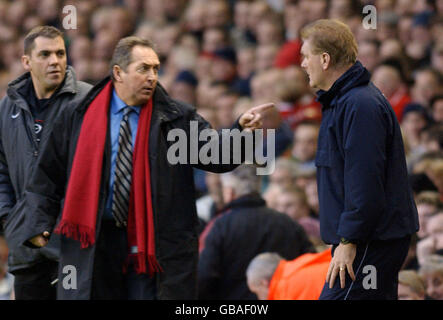 Calcio - fa Barclaycard Premiership - Liverpool / Aston Villa. Gerard Houllier, direttore di Liverpool, è uscito con il Coach Roy Aitken di Aston Villa Foto Stock