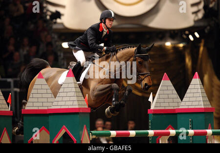 Ben Maher, di Gran Bretagna, in sella a Robin Hood W, arriva secondo nell'Olimpia Grand Prix durante il London International Horse Show di Olympia, Londra. Foto Stock