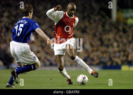 Calcio - fa Barclaycard Premiership - Everton / Arsenal. Gary Naysmith di Everton (l) chiude su Patrick Vieira di Arsenal (r) Foto Stock