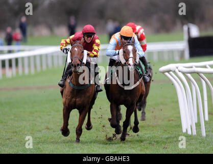 Corse di cavalli - Mercatino di Natale - Ippodromo di Uttoxeter. l-r; Sandy's Legend (Derek Laverty up) batte Mad Professor (W. T. Kennedy in su) da un naso per vincere i segni 2000 ostacolo alla vendita Foto Stock