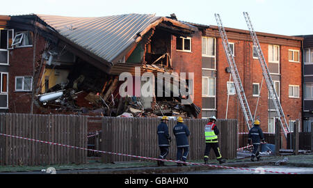 I resti di tre appartamenti a Worsley Mesnes, Wigan. Lancashire a seguito di un'esplosione di gas ieri sera. Foto Stock