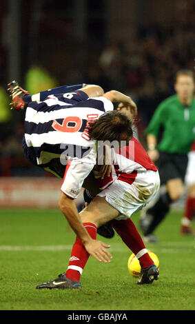 Calcio - Nationwide League prima divisione - Nottingham Forest contro West Bromwich Albion. Danny Dichio di West Bromwich Albion viene mandato a tumbling Foto Stock