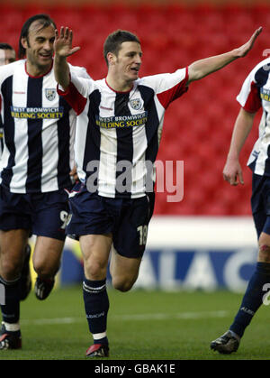 Calcio - Nationwide League Division uno - Nottingham Forest / West Bromwich Albion. Jason Koumas di West Bromwich Albion festeggia dopo aver segnato l'obiettivo di apertura. Danny Dichio lo insegue. Foto Stock