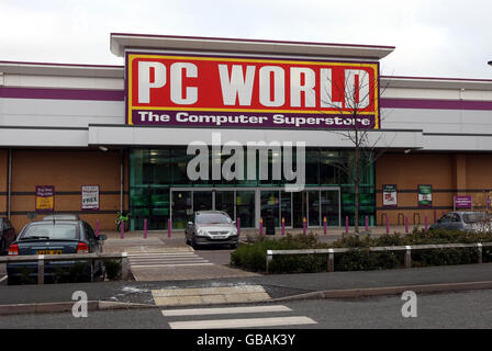 Scorte al dettaglio. Vista generale di un negozio PC World a Wednesbury, West Midlands. Foto Stock