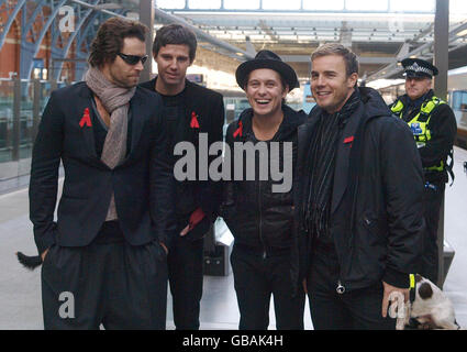 Da sinistra a destra: Howard Donald, Jason Orange, Mark Owen e Gary Barlow da prendere che arrivano a St Pancras Station, centro di Londra, per prendere il treno Eurostar a Parigi per il lancio del loro nuovo album 'The Circus'. Foto Stock