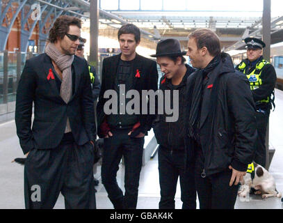 Da sinistra a destra: Howard Donald, Jason Orange, Mark Owen e Gary Barlow da prendere che arrivano a St Pancras Station, centro di Londra, per prendere il treno Eurostar a Parigi per il lancio del loro nuovo album 'The Circus'. Foto Stock