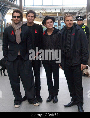 Da sinistra a destra: Howard Donald, Jason Orange, Mark Owen e Gary Barlow da prendere che arrivano a St Pancras Station, centro di Londra, per prendere il treno Eurostar a Parigi per il lancio del loro nuovo album 'The Circus'. Foto Stock