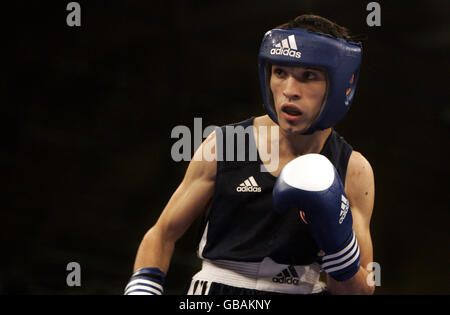 Eerhat Pehlivan in Turchia durante i Campionati europei di boxe alla Greenbank Academy di Liverpool. Foto Stock