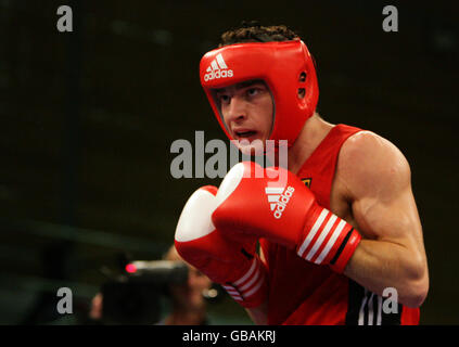 Denis Makarov in Germania durante i Campionati europei di boxe alla Greenbank Academy di Liverpool. Foto Stock