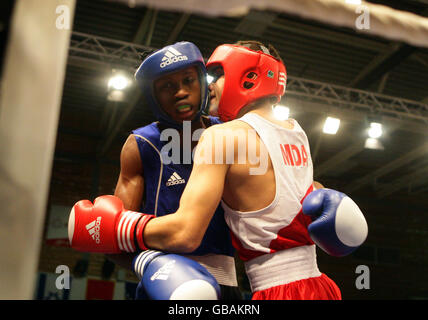 Salomo N'Tuve (blu) svedese e Alexandr Riscan della Moldova vengono a colpi durante i Campionati europei di boxe alla Greenbank Academy di Liverpool. Foto Stock