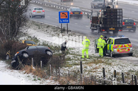 Due auto in un fossato sul lato della strada A64 vicino a York, come la neve colpisce il Regno Unito. Foto Stock