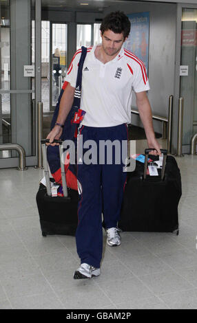 L'inglese James Anderson arriva all'aeroporto di Manchester, Manchester. Foto Stock