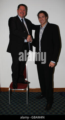 Manchester Boxer Tyson Fury con il promotore Mick Hennessy dopo che Tyson ha firmato come professionista con il promotore Mick Hennessy durante una conferenza stampa al Crown Plaza a Nottingham. Foto Stock