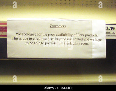 Scaffali vuoti in un supermercato a Rathmines, a sud di Dublino. I supermercati hanno rapidamente sgombrato i loro scaffali di maiale irlandese fresco e stanno esaminando l'origine della carne nei prodotti trasformati a base di carne suina. Foto Stock