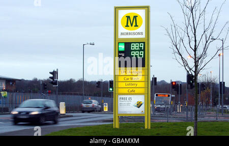 Supermarket Morrisons a Belle vale, Liverpool, mostrando che è Diesel sotto 1. Foto Stock