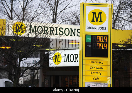 Morrisons taglia il prezzo del diesel. S stazione di rifornimento precourt a Whitley Bay, Tyneside nord. Foto Stock