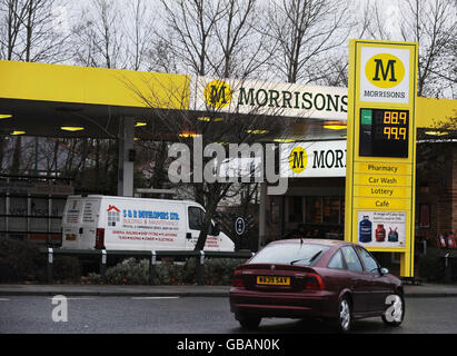 Morrisons taglia il prezzo del diesel. Una vista generale del piazzale della stazione di rifornimento di Morrison a Whitley Bay, North Tyneside. Foto Stock