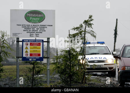 Gardai Outside Millstream Power Recycling Limited, Co Carlow, in quanto le indagini hanno rivelato che il pangrattato utilizzato in un mangime animale distribuito dal fornitore autorizzato ha dimostrato positivo per i contaminanti vietati. Foto Stock