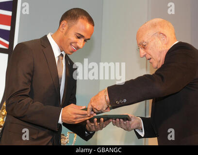 Il campione del mondo di Formula uno Lewis Hamilton viene presentato con due stelle Gold del British Racing Drivers Club di Sir Stirling Moss al British Racing Drivers Club Awards, al Cafe Royal di Piccadilly, Londra. Foto Stock