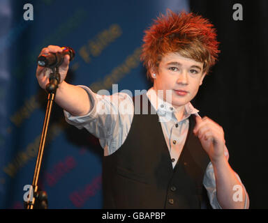 Il finalista di X Factor Eoghan Quigg suona dal vivo presso la Guildhall di Londonderry. Foto Stock