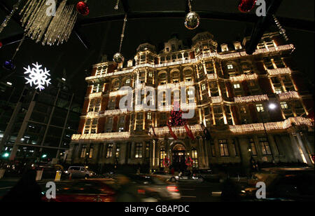 Una vista generale del Mandarin Oriental a Knightsbridge, che mostra lo Swarovski Crystal Snowflake, alto cinque metri, nel centro di Londra. Foto Stock