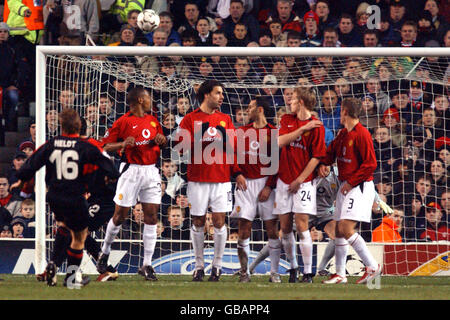 Il VFB Horst Heldt di Stoccarda si combina con il compagno di squadra Kevin Kuranyi (nascosto) per dare un calcio libero oltre il murale difensivo muto del Manchester United (l-r) Quinton Fortune, Ruud van Nistelrooy, Ryan Giggs, Darren Fletcher e Phil Neville Foto Stock