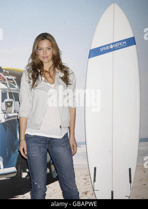 Bar Refaeli lancia "Corona Save the Beach" - Londra Foto Stock