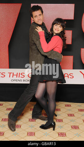 Sì Man Photocall - Londra. Jim Carrey e Zooey Deschanel sono visti alla fotocellula 'Yes Man' al Claridges Hotel nel centro di Londra. Foto Stock