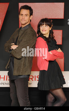 Jim Carrey e Zooey Deschanel sono visti alla fotocellula 'Yes Man' al Claridges Hotel nel centro di Londra. Foto Stock