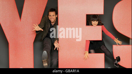 Jim Carrey e Zooey Deschanel sono visti alla fotocellula 'Yes Man' al Claridges Hotel nel centro di Londra. Foto Stock